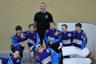 🏆 Saisonabschluss 2026 in Empelde

Eine spannende Saison fand am vergangenen Sonntag in Empelde (Hannover) ihren Abschluss. Im Kampf um die Meisterschaft setzten sich die Empelde Maddogs gegen die Bergedorf Lizards durch und holten erneut den Titel. 🥇

Unsere VfL Jade Warriors beendeten die Saison mit einem starken 3. Platz! 🥉 Dahinter folgten Lüneburg, Arpke und Engelbostel.

Die Saison war geprägt von spannenden Spielen, vielen Überraschungen und einer tollen Entwicklung aller Teams. 👏 Die Arpker Wiesel wurden als fairste Mannschaft ausgezeichnet, die Maddogs stellten den Topscorer.

Zum Abschluss stand das traditionelle Allstar-Spiel gegen den Meister auf dem Programm. Jeder Verein nominierte drei Kinder für das Niedersachsen/HH Allstar-Team, das in diesem Jahr von Dennis Hasenstab (Engelbostel Devils) und Martin Klemme (Jade Warriors) betreut wurde.

Für die Jade Warriors waren Justus Straub, Matti Karsjens und Oskar Otten dabei. Die Allstars setzten sich mit 13:2 durch – Justus erzielte dabei einen Treffer. ⚡ Matti teilte sich die Torhüterposition mit Ioanna Passalis.

Besonders schön: Thilo Hoppe und Konstantin Janzen liefen erstmals als Kapitän bzw. Assistenzkapitän auf. 💪

Ein großer Dank an alle Spieler, Trainer, Eltern und Vereine für eine tolle Saison! ❤️🏒

Endstand:
🥇 Empelde Maddogs – 33 P.
🥈 Bergedorf Lizards – 31 P.
🥉 Wilhelmshaven Jade Warriors – 29 P.
4. Lüneburg – 22 P.
5. Arpke – 20 P.
6. Engelbostel – 0 P.