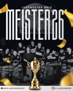 🏆💙🤍 WIR SIND MEISTER! DIE U16 VERTEIDIGT IHREN TITEL! 🤍💙🏆

🔥 5:4 GEGEN BREMERHAVEN – UND DIE MEISTERSCHAFT IST PERFEKT! 🔥

Was für ein Erfolg! Unsere U16 gewinnt das erste Spiel des Tages gegen die Bremerhaven Whales mit 5:4 und krönt sich damit vorzeitig zum Meister der Jugendliga NRIV – zum zweiten Mal in Folge! 🥇🏆

💪 Zwei Punkte fehlten vor dem Spiel noch zum Titel. Unsere Warriors haben geliefert und sich mit Kampfgeist, Teamwork und großem Einsatz erneut die Meisterschaft gesichert! ❤️‍🔥

Ein riesiges Kompliment an unsere Kids und das Trainerteam Harald und Chantal Hebig für diese starke Saison! Ihr habt euch diesen Erfolg verdient! 👏🔥

Aber Moment … EIN SPIEL STEHT NOCH AUS! 🏒

Gegen die TSG Bergedorf Lizards geht es gleich noch einmal aufs Feld. Der Titel ist bereits sicher – doch unsere Warriors wollen natürlich auch das letzte Spiel erfolgreich gestalten! 💥

ZWEIMAL IN FOLGE MEISTER! WARRIORS-POWER! 💙🤍

Herzlichen Glückwunsch an das gesamte Team! 🏆🎉