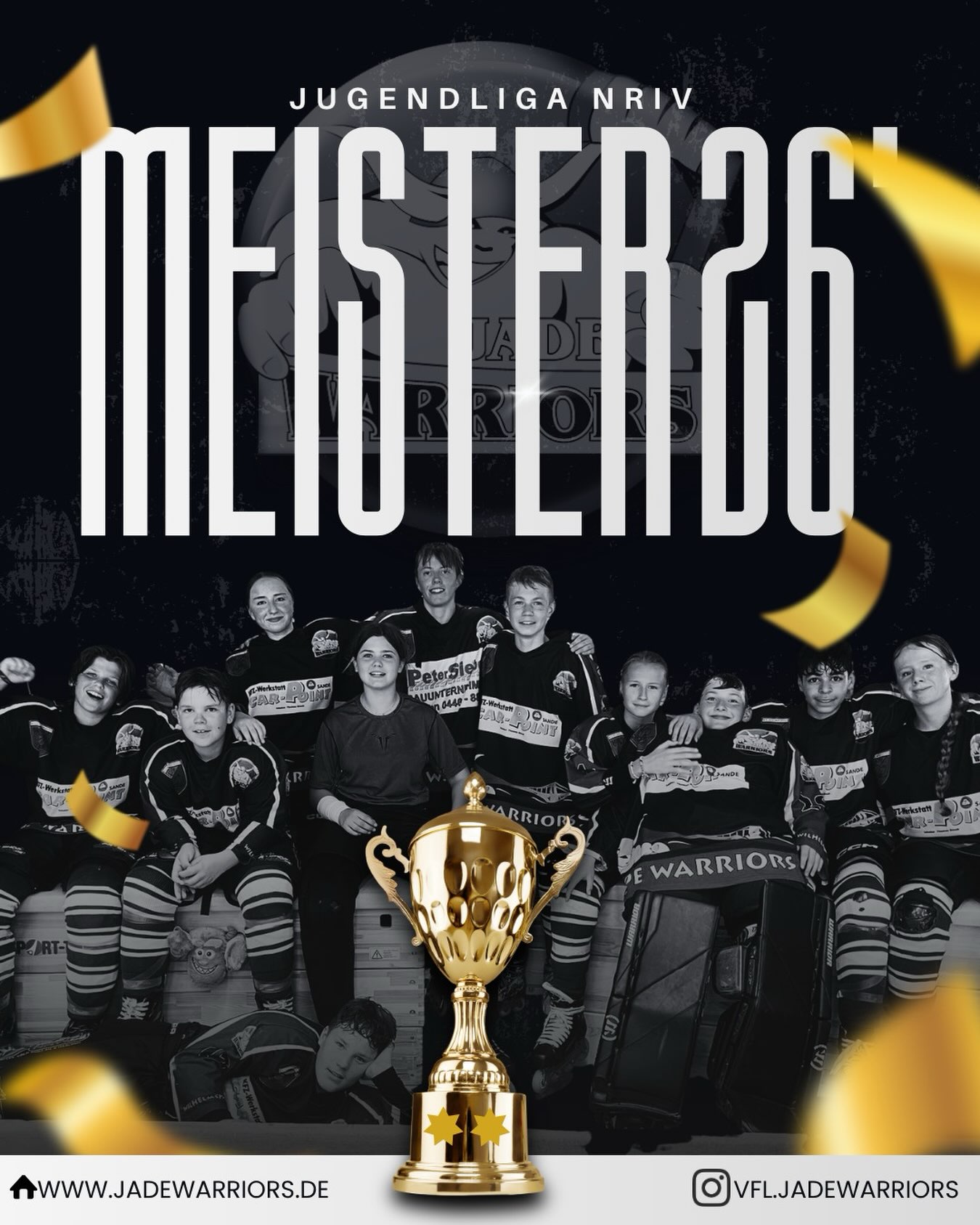 🏆💙🤍 WIR SIND MEISTER! DIE U16 VERTEIDIGT IHREN TITEL! 🤍💙🏆

🔥 5:4 GEGEN BREMERHAVEN – UND DIE MEISTERSCHAFT IST PERFEKT! 🔥

Was für ein Erfolg! Unsere U16 gewinnt das erste Spiel des Tages gegen die Bremerhaven Whales mit 5:4 und krönt sich damit vorzeitig zum Meister der Jugendliga NRIV – zum zweiten Mal in Folge! 🥇🏆

💪 Zwei Punkte fehlten vor dem Spiel noch zum Titel. Unsere Warriors haben geliefert und sich mit Kampfgeist, Teamwork und großem Einsatz erneut die Meisterschaft gesichert! ❤️‍🔥

Ein riesiges Kompliment an unsere Kids und das Trainerteam Harald und Chantal Hebig für diese starke Saison! Ihr habt euch diesen Erfolg verdient! 👏🔥

Aber Moment … EIN SPIEL STEHT NOCH AUS! 🏒

Gegen die TSG Bergedorf Lizards geht es gleich noch einmal aufs Feld. Der Titel ist bereits sicher – doch unsere Warriors wollen natürlich auch das letzte Spiel erfolgreich gestalten! 💥

ZWEIMAL IN FOLGE MEISTER! WARRIORS-POWER! 💙🤍

Herzlichen Glückwunsch an das gesamte Team! 🏆🎉