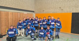 Sieben Siege in Folge! 🏆🔥

6 wichtige Punkte beim Heimturnier in Heppens! Die Schülermannschaft der VfL Jade Warriors gewinnt 7:5 gegen die Salzstadtkeiler Lüneburg und 7:4 gegen die Wiesel Arpke und klettert damit wieder auf Platz 2. 💪

Besonders stark: Kampfgeist, Teamwork und die Reaktion auf Rückschläge. Mit nun 7 Siegen in Folge bleiben die Warriors voll im Titelrennen! 🔥

Danke an @paulberger.club für die großzügige Limonadenspende! 🙌

Jetzt warten spannende Wochen: Am 06.09. geht es zum U13 NRIV Cup nach Engelbostel, anschließend folgen weitere Meisterschaftsturniere in Bergedorf und Arpke.