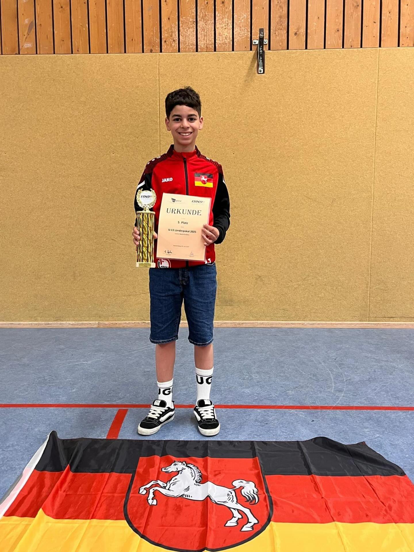 Am Wochenende des 28.-29.06. fand der diesjährige Länderpokal in Empelde / Hannover statt. Der Verein der Empelde Maddogs waren die Ausrichter und haben ordentlich abgeliefert. Eine sehr gute Organisation und die Unterstützung vieler freiwilliger Helfer, sorgten für einen Reibungslosen Ablauf und ein tolles Event. Auch kamen Gäste aus der Politik in die Halle, wie z.B. der Bürgermeister von Ronnenberg Mario Kratz und die stellv. Regionspräsidentin Petra Rundszuck.

7 Teams aus 10 Bundesländer gingen an den Start. Team Niedersachsen u.a. im Verbund mit Hamburg. Die Kinder kamen aus den Vereinen Wilhelmshaven, Empelde, Bissendorf, Lüneburg und Bergedorf. Die Auswahltrainer Mario Dunz und Marc Lindberg (beide Empelde), investierten nicht nur am Turnier, sondern schon im Vorfeld an das Turnier viel Zeit und Energie, um die Mannschaft gut einzustellen. Regalmäßige Trainingseinheiten standen auf dem Programm. Leider reichte es am Ende nur zu Platz 5. Die Konkurrenz aus den anderen Regionen war aber sehr stark, schon von Beginn an zeigten alle, dass sie nicht für Platz zwei gekommen sind.

Zum dritten Mal in Folge war Amin Aziz Jelliti im Kader der Niedersachsen Auswahl. Der Wilhelmshavener Nachwuchsspieler zählte also zu den erfahrensten und war das ganze Turnier ein starker Rückhalt für das Team. Seine Trainer lobten seine sportliche Haltung und seinen vorbildlichen Charakter im Training und an den Turnieren. Amin spielt im Verein bei den Vfl Jade Warriors und kommt in diesem Jahr auf viel Einsatzzeit, da er bei der u-13 und auch schon in der u-16 Mannschaft am Ligabetrieb des NRIV Verband teilnimmt. Amin kam auf drei Vorlagen bei seinem letzten Turnier der u-13. Im kommenden wechselt er aus Altersgründen komplett in die u-16. Auch Amin und seine Familie investierten in den letzten Wochen viel Zeit und Mühe für seinen Lieblingssport und freuen sich jetzt auf die Ferien, um danach wieder voll durchzustarten zu können.

Turniersieger wurde Bayern, die sich im Finale gegen den Favoriten aus NRW mit 3:1 durchsetzen.