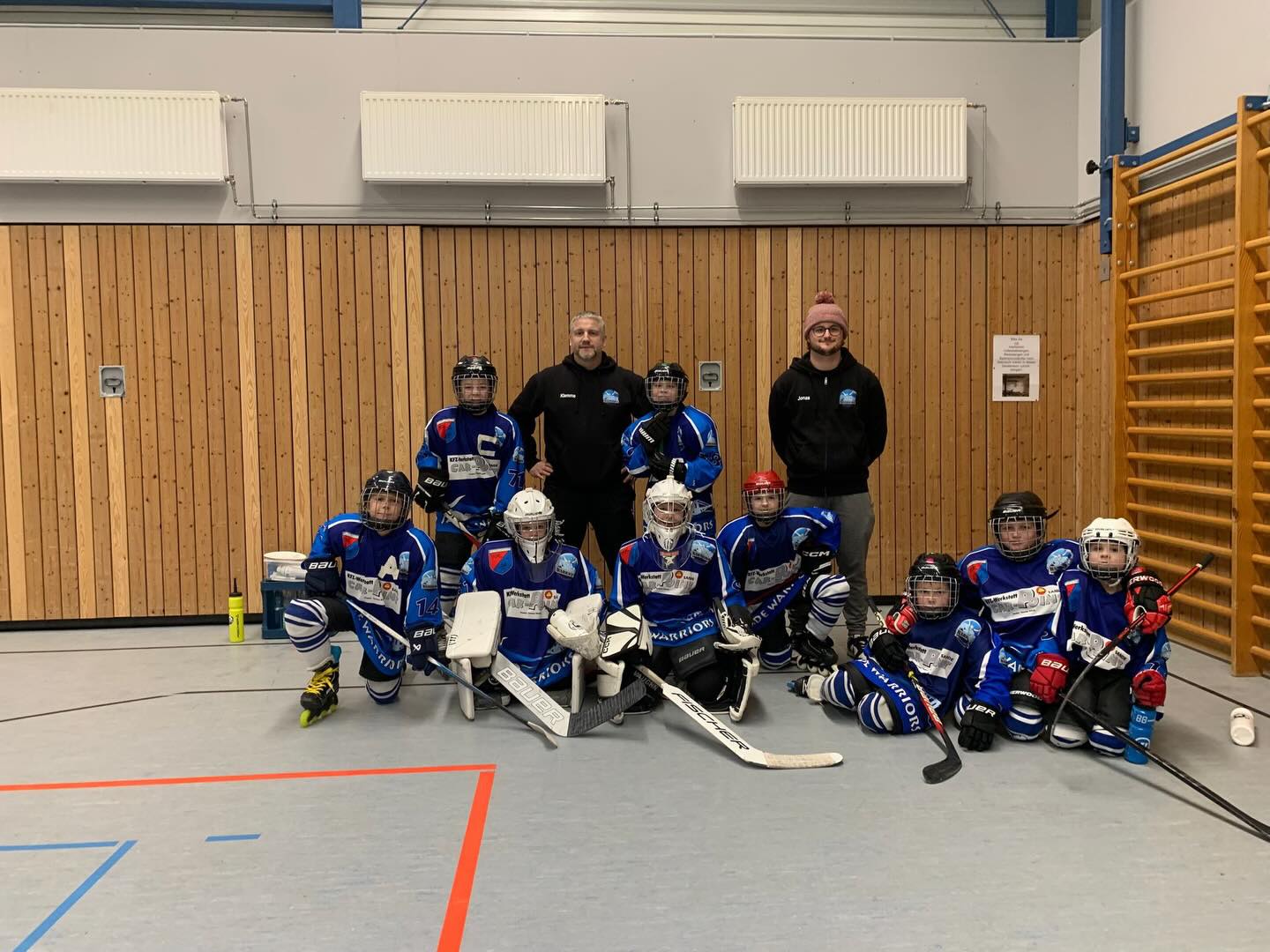 Zu Beginn des neuen Jahres machte sich die u10 am vergangene Samstag auf den langen und schneereichen Weg zum Neujahrsturnier nach Bergedorf. Das Turnier, welches zum ersten mal in Bergdorf ausgerichtet wurde war ein gelungener Start für die Bambini’s der Jade Warriors, da man drei Siege aus vier Spielen verbuchen konnte und somit auf dem ersten Platz der Vorrunde stand. 
Aus den vier Spielen konnten insgesamt 26 Tore erzielt werden und im Gegenzug kassierte man nur 6 Tore. Maßgeblichen Anteil an dieser guten Tordifferenz hatten die beiden Torhüter Moritz Klemme und Malin Romeik, die in allen Spielen alles gegeben haben um ihr Tor sauber zu halten. 
Im zweiten Spiel gegen die Panther aus Bissendorf konnte ebenfalls Noah Thaden sein erstes Tor für die Jade Warriors erzielen, welches zum 10:1 Sieg beitrug. 
Nach der durchaus erfolgreichen Gruppenphase wurde sich allerdings dazu entschieden, das Turnier aufgrund der Wetterlage frühzeitig zu verlassen, da man auf dem Hinweg wegen des Schnees und der Glätte deutlich länger brauchte. Dennoch hatten alle Kinder einen großen Spaß und konnten zu Beginn des Hockey Jahres 2026 schon die ersten Spielerfahrungen sammeln, bevor es am 15.02 erneut nach Bergedorf zum Turnier geht. 
 
Ergebnisse: 

Spiel 1: 5:3 gegen Arpke verloren 
Spiel 2: 10:1 gegen Bissendorf gewonnen 
Spiel 3: 6:1 gegen Oldenburg gewonnen 
Spiel 4: 5:1 gegen Bergedorf gewonnen