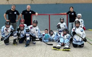 Einer Einladung der Wiesel aus Arpke folgten am letzten Sonntag zwei Nachwuchsteams der Vfl Jade Warriors.

In der Altersklasse u-10 wurde ein kleines Turnier gespielt. Im ersten Spiel konnte sich Arpke gegen Empelde mit 6:2 durchsetzen. Die Jadestädter mussten im Anschluss doppelt spielen. Erst gegen Arpke, dann gegen Maddogs aus Empelde. In beiden spielen konnten die jungen Inlinehockeyspieler nicht punkten und verloren mit 0:6 und 0:9 Toren. Sie gaben aber bis zur letzten Spielminute ihr bestes, obwohl viele zum Ende des zweiten Spiels sichtlich K.O. waren. Die Kombination aus früh aufstehen, langer Autofahrt und warmer Halle, machte den kleinen arg zu schaffen. Zumal es auch für Sieben der zehn mitgereisten Kinder das allererste Inlinehockeyspiel an diesem Tag gewesen ist und sie dementsprechend aufgeregt waren. Für Trainer Jonas Menzel zählte aber weniger das Ergebnis an diesem Tag. Wichtiger war es, dass die Kinder endlich wieder oder überhaupt erste Spielerfahrungen sammeln.

Das nächste Turnier für die u-10 ist am 23.08. um 10 Uhr in eigener Halle (Heppens) geplant.

---

Nach einem Testspiel der U-13 Teams aus Arpke und Wilhelmshaven, bei dem hauptsächlich Nachwuchsspieler mit weniger Spielzeit oder Altersbeschränkungen zum Einsatz kamen, starteten die Gastgeber schlecht. Bereits nach vier Minuten lagen sie 0:3 zurück. Eine Traineransprache zeigte Wirkung: Kapitän Anton Stindt erzielte innerhalb von acht Sekunden ein Doppelpack zum 2:3, gefolgt von weiteren Treffern durch Joel Matyjaszczyk und Stindt, alle Vorlagen von Straub und Franzek. Meschke scheiterte zweimal knapp am Torwart. Wilhelmshaven schien danach wieder in alte Muster zu verfallen: Einzelaktionen, mangelnde Einsatzbereitschaft und Fehler führten zu einem Einbruch. Nur Torwart Krah zeigte starke Paraden. Am Ende gewannen die Arpker mit 9:5. Ein Dank geht an Victoria Liepold, die als Betreuerin den Tag für beide Teams unterstützte.