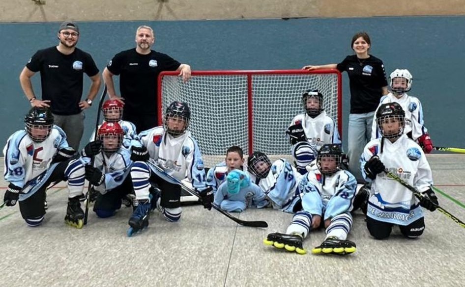 Einer Einladung der Wiesel aus Arpke folgten am letzten Sonntag zwei Nachwuchsteams der Vfl Jade Warriors.

In der Altersklasse u-10 wurde ein kleines Turnier gespielt. Im ersten Spiel konnte sich Arpke gegen Empelde mit 6:2 durchsetzen. Die Jadestädter mussten im Anschluss doppelt spielen. Erst gegen Arpke, dann gegen Maddogs aus Empelde. In beiden spielen konnten die jungen Inlinehockeyspieler nicht punkten und verloren mit 0:6 und 0:9 Toren. Sie gaben aber bis zur letzten Spielminute ihr bestes, obwohl viele zum Ende des zweiten Spiels sichtlich K.O. waren. Die Kombination aus früh aufstehen, langer Autofahrt und warmer Halle, machte den kleinen arg zu schaffen. Zumal es auch für Sieben der zehn mitgereisten Kinder das allererste Inlinehockeyspiel an diesem Tag gewesen ist und sie dementsprechend aufgeregt waren. Für Trainer Jonas Menzel zählte aber weniger das Ergebnis an diesem Tag. Wichtiger war es, dass die Kinder endlich wieder oder überhaupt erste Spielerfahrungen sammeln.

Das nächste Turnier für die u-10 ist am 23.08. um 10 Uhr in eigener Halle (Heppens) geplant.

---

Nach einem Testspiel der U-13 Teams aus Arpke und Wilhelmshaven, bei dem hauptsächlich Nachwuchsspieler mit weniger Spielzeit oder Altersbeschränkungen zum Einsatz kamen, starteten die Gastgeber schlecht. Bereits nach vier Minuten lagen sie 0:3 zurück. Eine Traineransprache zeigte Wirkung: Kapitän Anton Stindt erzielte innerhalb von acht Sekunden ein Doppelpack zum 2:3, gefolgt von weiteren Treffern durch Joel Matyjaszczyk und Stindt, alle Vorlagen von Straub und Franzek. Meschke scheiterte zweimal knapp am Torwart. Wilhelmshaven schien danach wieder in alte Muster zu verfallen: Einzelaktionen, mangelnde Einsatzbereitschaft und Fehler führten zu einem Einbruch. Nur Torwart Krah zeigte starke Paraden. Am Ende gewannen die Arpker mit 9:5. Ein Dank geht an Victoria Liepold, die als Betreuerin den Tag für beide Teams unterstützte.