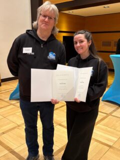 Am Tag des Ehrenamtes, wurden zwei ganz besondere Persönlichkeiten in den Fokus gerückt, deren Engagement und Leidenschaft unseren Verein maßgeblich geprägt haben: unsere U16-Trainer: Harald Hebig und Chantal Hebig.

Sie wurden offiziell für ihren unermüdlichen und vorbildlichen Einsatz im Jugendbereich geehrt. Ihre Arbeit geht weit über das bloße Training hinaus; sie sind Mentoren, Motivatoren und Stützen für unsere jungen Spielerinnen und Spieler.

Dieser besondere Einsatz hat in der aktuellen Saison zu einem besonderen Erfolg geführt: Unsere U16-Mannschaft hat unter ihrer Führung souverän die Meisterschaft gewonnen!

Wir ziehen den Hut vor dieser sensationellen Leistung und sagen aus tiefster Überzeugung:
Vielen Dank für euren unschätzbaren Beitrag & eure Zeit für den Verein! 💙