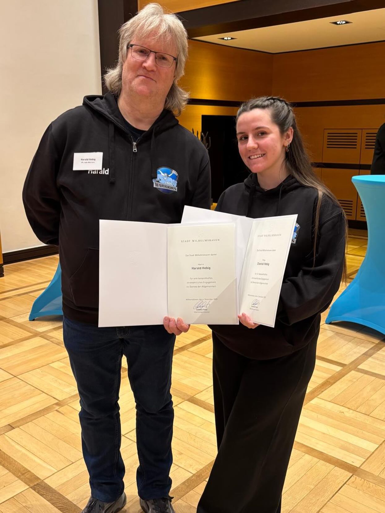 Am Tag des Ehrenamtes, wurden zwei ganz besondere Persönlichkeiten in den Fokus gerückt, deren Engagement und Leidenschaft unseren Verein maßgeblich geprägt haben: unsere U16-Trainer: Harald Hebig und Chantal Hebig.

Sie wurden offiziell für ihren unermüdlichen und vorbildlichen Einsatz im Jugendbereich geehrt. Ihre Arbeit geht weit über das bloße Training hinaus; sie sind Mentoren, Motivatoren und Stützen für unsere jungen Spielerinnen und Spieler.

Dieser besondere Einsatz hat in der aktuellen Saison zu einem besonderen Erfolg geführt: Unsere U16-Mannschaft hat unter ihrer Führung souverän die Meisterschaft gewonnen!

Wir ziehen den Hut vor dieser sensationellen Leistung und sagen aus tiefster Überzeugung:
Vielen Dank für euren unschätzbaren Beitrag & eure Zeit für den Verein! 💙