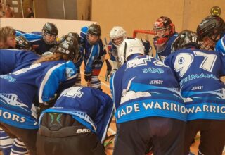 Die U16 Warriors starteten erfolgreich in den Spieltag und konnten ihr erstes Spiel gegen Bremerhaven nach einem spannenden Duell knapp mit 6:4 für sich entscheiden. Im zweiten Spiel gegen Bissendorf entwickelte sich ein echtes Kopf-an-Kopf-Rennen. Leider mussten die Warriors ab der Mitte der ersten Hälfte auf Fynn Stindt verzichten, doch das Team zeigte weiterhin großen Einsatz und Zusammenhalt. Bis kurz vor Schluss stand es ausgeglichen 5:5, am Ende mussten sich die Warriors trotz einer starken und kämpferischen Leistung knapp mit 5:6 geschlagen geben.