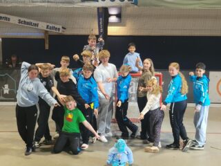 Zum ersten Mal nahmen die Warriors am Pfingstturnier der Ahauser Maidy Dogs teil – und das gleich mit vollem Programm: Vier Tage Zelten, fünf starke Gegner und jede Menge Hockeyspaß - trotz Dauerregen.

Auf dem Feld traf das Team auf die Ahauser Maidy Dogs, BSG Pneumat Fürstenwalde, Mendener Mambas, Commanders Velbert und die Red Devils Berlin. Gegen die starke Konkurrenz reichte es zwar nicht für einen vorderen Platz, doch die Warriors konnten jede Menge dazulernen und wichtige Erfahrungen sammeln.

Im Spiel um Platz 5 wuchs das Team dann noch einmal richtig zusammen und belohnte sich mit einem verdienten Sieg. Besonders stolz ist das Team auf Fynn Stindt, der ins Allstar-Team des Turniers gewählt wurde🏆 

Neben spannenden Spielen sorgten auch eine Tombola, Musik, ein Hockeyshop und viele neue Kontakte für ein rundum gelungenes Wochenende. Der Teamzusammenhalt wurde spürbar gestärkt und trotz des Wetters hatten alle Kinder großen Spaß.

Ein herzliches Dankeschön an die @ahausermaidydogsev für die tolle Organisation und Umsetzung des Turniers – und Glückwunsch an die @mscmambas zum Turniersieg! Die Warriors kommen im nächsten Jahr gerne wieder! 🏒