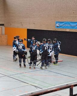 Am vergangenen Samstag trafen die Jade Warriors in einem spannenden Heimspiel auf die Salzstadtkeiler aus Lüneburg. Die Gäste aus Lüneburg, die bisher in der laufenden Saison ungeschlagen waren und mit einem Sieg die Tabellenführung übernehmen konnten, reisten mit einer Mannschaft von drei Reihen an. Die Warriors standen vor der Herausforderung, nur 10 Feldspieler zur Verfügung zu haben, was lediglich zwei Verteidigungsreihen bedeutete. Trotz dieser personellen Einschränkung zeigten die Gastgeber von Beginn an eine kämpferische und geschlossene Teamleistung.

Das erste Drittel begann äußerst spannend. Die Warriors gaben alles, um gegen den Favoriten zu bestehen und wurden dafür belohnt: Mit viel Einsatz und Leidenschaft konnten sie das Spiel offen halten. Das Drittel endete überraschend knapp mit 3:4 für Lüneburg – ein Ergebnis, das vor dem Spiel kaum jemand erwartet hätte. Besonders beeindruckend war die kämpferische Einstellung der gesamten Mannschaft, die sich gegen die Spielstarken Gäste stemmte.

Im zweiten Drittel gelang den Warriors sogar eine kurze Überraschung: Sie konnten das Spiel komplett auf den Kopf stellen und gingen zwischenzeitlich in Führung. Doch die Kräfte schwanden zunehmend, was vor allem an der dünnen Personaldecke lag. Die Gäste aus Lüneburg, die drei komplette Reihen aufboten, nutzten ihre Tiefe im Kader geschickt aus und kontrollierten zunehmend das Spielgeschehen. Das zweite Drittel endete schließlich mit 6:8 für Lüneburg.

Trotz des Rückstands gaben sich die Jade Warriors nicht auf. Enzo Minotti hütete ebenso leidenschaftlich das Tor der Warriors und zeigte eine starke Leistung. Jeder einzelne Spieler warf sich in jeden Ball, kämpfte um jeden Zentimeter und versuchte alles, um ein möglichst gutes Ergebnis zu erzielen. Leider reichte es am Ende nicht ganz: Das Spiel wurde letztlich mit 6:14 für die Salzstadtkeiler entschieden.

Trainer Harald Hebig zeigte sich nach dem Spiel dennoch zufrieden mit der Leistung seiner Mannschaft: „Ich bin stolz auf den Einsatz und die Leidenschaft, die meine Jungs heute gezeigt haben. Trotz der personellen Engpässe haben wir uns teuer verkauft.“