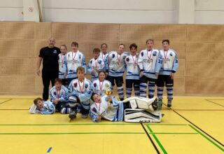 🏒🥈 Starker 2. Platz für unsere U13 (Mix)! 🥈🏒

Auch bei ihrer zweiten Teilnahme am NRIV Nachwuchs Cup zeigt unsere U13, was in ihr steckt! 💪🏼🔥

Mit 3 Siegen aus 4 Spielen sichern wir uns einen starken zweiten Platz. Vor allem aber hatten wir jede Menge Spaß, haben als Team gekämpft und viele tolle Momente gesammelt. 🏒

Ein großes Dankeschön an alle Eltern, die Spenden mitgebracht und/oder zusätzliche Dienste übernommen haben. Ohne eure Unterstützung wäre so ein Turnier nicht möglich! 🙏🏼

Stolz auf euch, Team!
