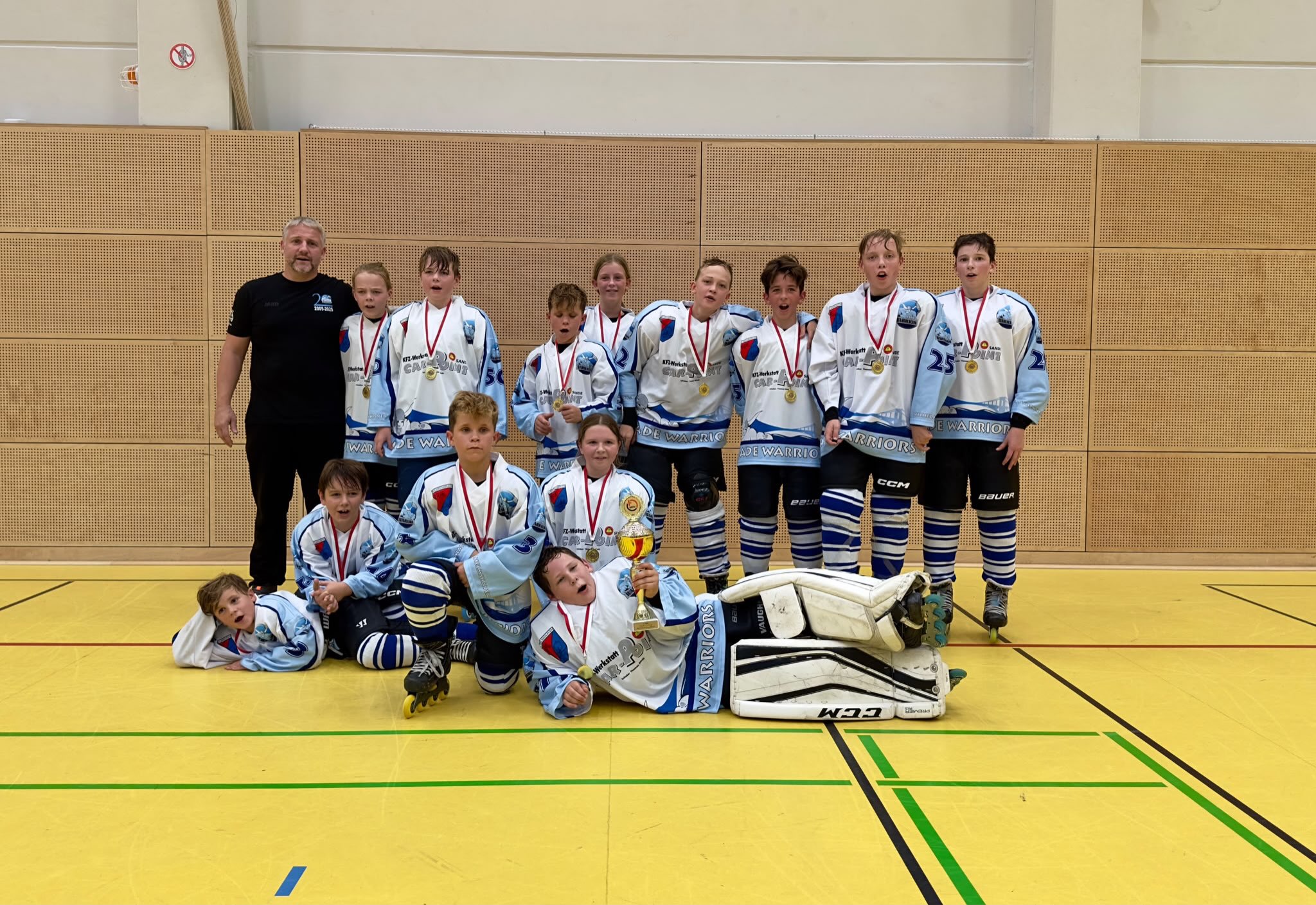 🏒🥈 Starker 2. Platz für unsere U13 (Mix)! 🥈🏒

Auch bei ihrer zweiten Teilnahme am NRIV Nachwuchs Cup zeigt unsere U13, was in ihr steckt! 💪🏼🔥

Mit 3 Siegen aus 4 Spielen sichern wir uns einen starken zweiten Platz. Vor allem aber hatten wir jede Menge Spaß, haben als Team gekämpft und viele tolle Momente gesammelt. 🏒

Ein großes Dankeschön an alle Eltern, die Spenden mitgebracht und/oder zusätzliche Dienste übernommen haben. Ohne eure Unterstützung wäre so ein Turnier nicht möglich! 🙏🏼

Stolz auf euch, Team!