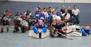 Bambinis gewinnen in Oldenburg

Zu einem Freundschaftsspiel sind die Bambinis der Vfl Jade Warriors nach Oldenburg eingeladen worden. Im Rahmen des Halloween Cup der Herren, wurde das Spiel der Kinder in der Mittagspause angesetzt. Aufgrund des engen Spielplans, konnte lediglich nur 2x 15 Minuten gespielt werden, doch jede Minute Spielzeit fördert.

Für die Kinder der Oldenburg Pumpkins war es das erste Inlinehockeyspiel überhaupt und sie verkauften sich sehr gut. Gerade läuferisch konnten sie glänzen.

Die Gastgeber konnten sogar in Führung gehen, ehe die Warriors das Ergebnis durch Tore von Jakob Krah und Mattis Romeik korrigierten und zur Pause auf 3:1 stellten. In der zweiten Hälfte wechselte Wilhelmshaven die Torhüter, Moritz Klemme kam für Malin Romeik.

Die Pumpkins schaffte direkt nach Wiederanpfiff den Anschluss zum 2:3. Doch wieder trafen Krah und Mattis Romeik auf Vorlagen von Christoph Paulini und Katrine Sueß, zum 5:2 Endstand. Anlässlich das Halloween ist, gab es für alle Kinder im Anschluss Süßes anstatt Saures.

Am kommenden Samstag sind die U-10 Bambinis schon wieder im Einsatz, ab 10 Uhr spielen sie ein Turnier in Heppens. Gäste sind die Bremerhaven Whales und die Wiesel aus Arpke. Im Anschluss gegen 13 Uhr, spielt die u-13 ein Freundschaftsspiel gegen Arpke.

Aufstellung Wilhelmshaven:

Tor: Malin Romeik, Moritz Klemme

Spieler/in: Christoph Paulini, Jakob Krah, Mattis Romeik, Eymen Jelliti, Lasse Meschke, Katrine Sueß, Emilian Luft, Noah Thaden