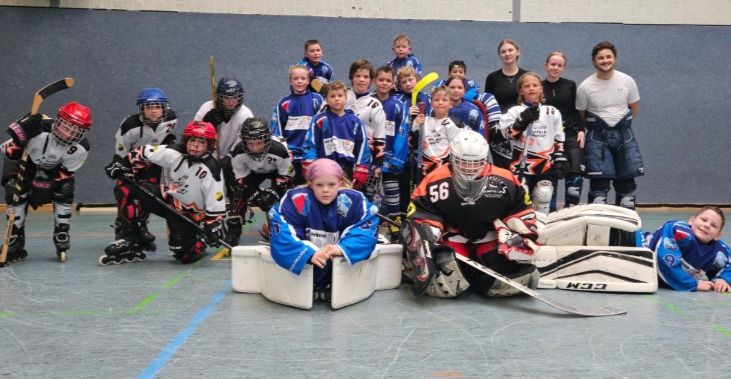 Bambinis gewinnen in Oldenburg

Zu einem Freundschaftsspiel sind die Bambinis der Vfl Jade Warriors nach Oldenburg eingeladen worden. Im Rahmen des Halloween Cup der Herren, wurde das Spiel der Kinder in der Mittagspause angesetzt. Aufgrund des engen Spielplans, konnte lediglich nur 2x 15 Minuten gespielt werden, doch jede Minute Spielzeit fördert.

Für die Kinder der Oldenburg Pumpkins war es das erste Inlinehockeyspiel überhaupt und sie verkauften sich sehr gut. Gerade läuferisch konnten sie glänzen.

Die Gastgeber konnten sogar in Führung gehen, ehe die Warriors das Ergebnis durch Tore von Jakob Krah und Mattis Romeik korrigierten und zur Pause auf 3:1 stellten. In der zweiten Hälfte wechselte Wilhelmshaven die Torhüter, Moritz Klemme kam für Malin Romeik.

Die Pumpkins schaffte direkt nach Wiederanpfiff den Anschluss zum 2:3. Doch wieder trafen Krah und Mattis Romeik auf Vorlagen von Christoph Paulini und Katrine Sueß, zum 5:2 Endstand. Anlässlich das Halloween ist, gab es für alle Kinder im Anschluss Süßes anstatt Saures.

Am kommenden Samstag sind die U-10 Bambinis schon wieder im Einsatz, ab 10 Uhr spielen sie ein Turnier in Heppens. Gäste sind die Bremerhaven Whales und die Wiesel aus Arpke. Im Anschluss gegen 13 Uhr, spielt die u-13 ein Freundschaftsspiel gegen Arpke.

Aufstellung Wilhelmshaven:

Tor: Malin Romeik, Moritz Klemme

Spieler/in: Christoph Paulini, Jakob Krah, Mattis Romeik, Eymen Jelliti, Lasse Meschke, Katrine Sueß, Emilian Luft, Noah Thaden