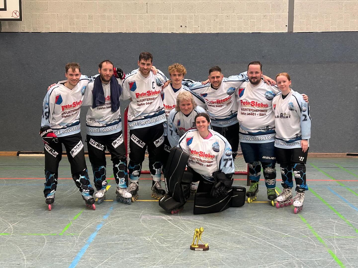 ERFOLG BEIM ERSTEN PUMPKIN CUP IN OLDENBURG! 🎃🍁

Die Jade Warriors waren heute mit zwei Mannschaften beim Debüt des Pumpkin Cups am Start – und es hat sich gelohnt! 💪

Jade Warriors 1: Unschlagbar! Im Finale wurde Vechta mit einem überzeugenden 3:1 besiegt. Der erste Cup-Sieg in Oldenburg geht an uns! 🎉

Jade Warriors 2: Eine starke Leistung und am Ende Platz 4! Im Spiel um Platz 3 musste sich unser zweites Team leider knapp dem Gastgeber aus Oldenburg geschlagen geben. Trotzdem: Hut ab vor dieser tollen Platzierung!

Glückwunsch an alle Teams und danke an die @rollinpumpkins für ein super Turnier!