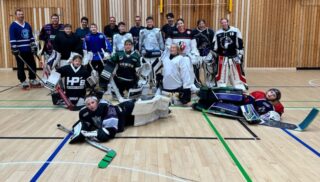 Die Huskies aus Kiel haben bereits zum zweiten Mal ein Inline-Skaterhockey Camp, speziell nur für Torhüter ausgerichtet. Die Organisation übernahm Federführend wieder Nico Tetzner aus Kiel.

Das Teilnehmerfeld war wieder bunt gemischt. Jungs und Mädchen ab 8 Jahren nahmen aus den Vereinen Wilhelmshaven, Emden, Aurich, Empelde, Bergedorf, Bissendorf und Kiel teil. Insgesamt kamen 16 Goalies zusammen.

An zwei langen Trainingstagen Tagen wurden die Akteure in Theorie und Regelkunde geschult. Aber es standen auch gemeinsamen Teambuilding Aufgaben wie z.B. dem „Tower of Power“ in der die Geschicklichkeit trainiert wurde, auf dem Programm. Zusätzlich gab es Trocken Übungen ohne Ausrüstung aber natürlich auch praktische Einheiten zwischen den Pfosten. Besonders gut kamen die unterschiedlichen Challenges bei den Goalies an, in denen das frisch erlernte von den Trainern getestet wurde.

Matti Karsjens aus Wilhelmshaven, sowie seine Kollegen aus den anderen Vereinen hatten eine Menge Spaß. Matti und viele andere haben bereits jetzt schon Interesse zur Teilnahme an einem möglichen Camp in 2026 signalisiert.