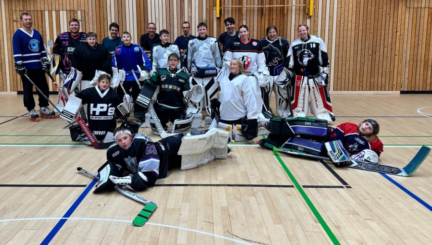 Die Huskies aus Kiel haben bereits zum zweiten Mal ein Inline-Skaterhockey Camp, speziell nur für Torhüter ausgerichtet. Die Organisation übernahm Federführend wieder Nico Tetzner aus Kiel.

Das Teilnehmerfeld war wieder bunt gemischt. Jungs und Mädchen ab 8 Jahren nahmen aus den Vereinen Wilhelmshaven, Emden, Aurich, Empelde, Bergedorf, Bissendorf und Kiel teil. Insgesamt kamen 16 Goalies zusammen.

An zwei langen Trainingstagen Tagen wurden die Akteure in Theorie und Regelkunde geschult. Aber es standen auch gemeinsamen Teambuilding Aufgaben wie z.B. dem „Tower of Power“ in der die Geschicklichkeit trainiert wurde, auf dem Programm. Zusätzlich gab es Trocken Übungen ohne Ausrüstung aber natürlich auch praktische Einheiten zwischen den Pfosten. Besonders gut kamen die unterschiedlichen Challenges bei den Goalies an, in denen das frisch erlernte von den Trainern getestet wurde.

Matti Karsjens aus Wilhelmshaven, sowie seine Kollegen aus den anderen Vereinen hatten eine Menge Spaß. Matti und viele andere haben bereits jetzt schon Interesse zur Teilnahme an einem möglichen Camp in 2026 signalisiert.