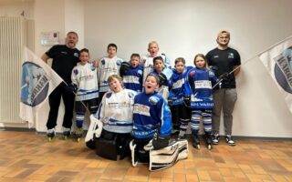 Vor ausverkaufter Kulisse zeigten Kinder aus der u-10 und u-13 Mannschaft, der Abteilung Inline-Skaterhockey des Vfl Wilhelmshaven, ihr können.

Insgesamt sind die Warriors das dritte Mal zu Gast gewesen. Es war wie immer eine super organisierte Veranstaltung und die Insgesamt 20 Acts zeigten eine spitze Performance. Die 1600 Zuschauer bekamen ein breites Spektrum geboten. Tanzen, Turnen, Akrobatik, BMX Stunts, Kunst Rad fahren und u.a. Inline-Skaterhockey stand auf dem Programm.

Die Warriors zeigten an zwei Stationen wie man den Hartplastikball durch Hindernisse zirkelt, gefolgt von einem Torschuss und das umsetzen von Vorwärts auf Rückwärts mit der Ball An-Mitnahme und im Anschluss ebenfalls mit einem Torabschluss.

Das Ganze unter der Anleitung der Trainer Jonas Menzel und Martin Klemme, unterstützt durch die Moderation des stellv. Abteilungsleiter Stefan Fischer, der den Zuschauern eine Zusammenfassung des erfolgreichen Hockeyjahres 2025 gegeben hat.

Für die Vfl Jade Warriors sind aufgetreten:

Tor: Jakob Krah, Moritz Klemme

Spieler/innen: Katrine und Frederik Sueß, Justus Straub, Leon Alken, Karlo David, Eymen Jelliti, Brijan Toelstede