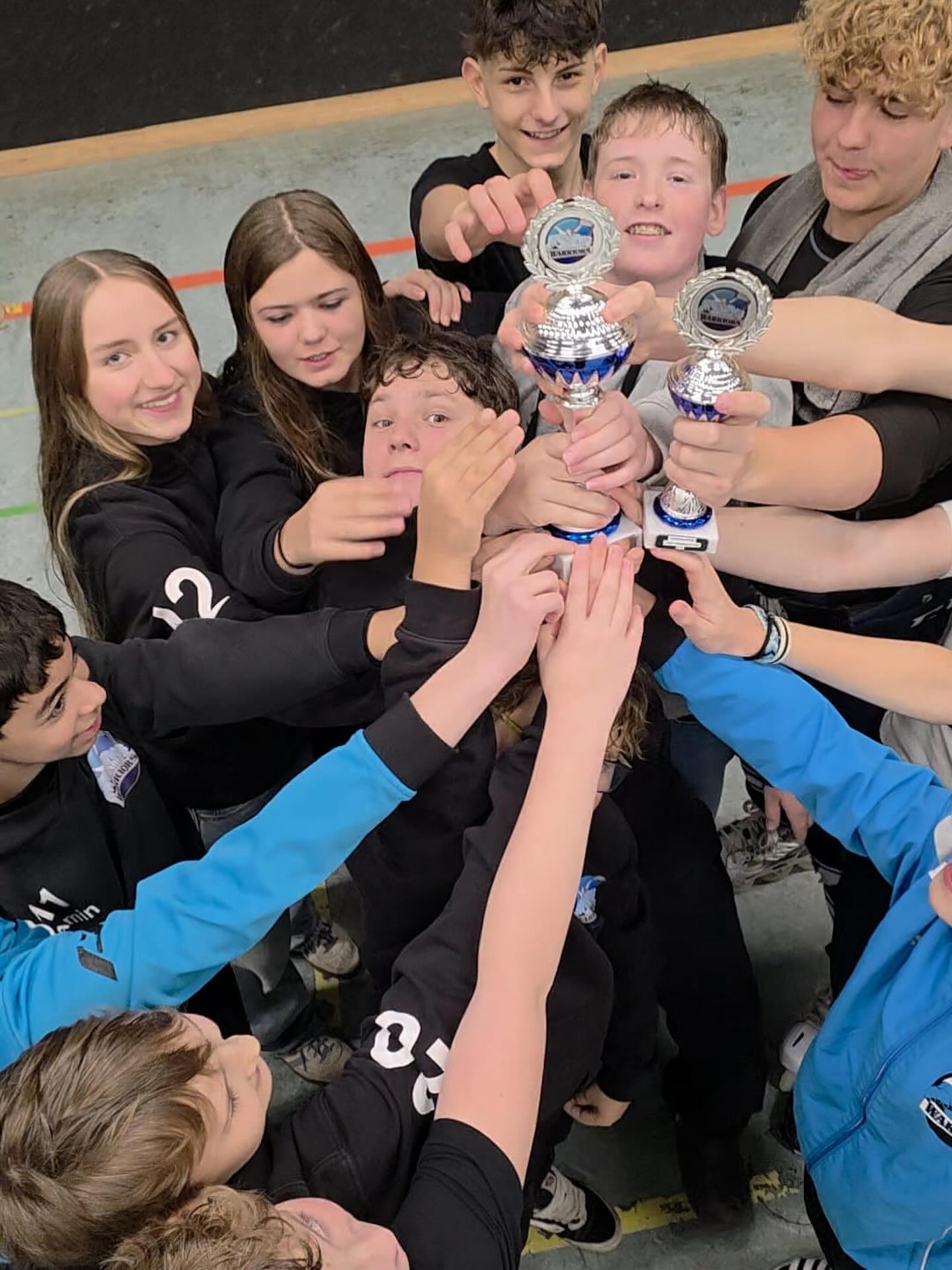 Gestern fand der zweite Jade Warriors Cup der U16 in Wilhelmshaven statt. Nachdem die Warriors bereits im Vorjahr den Titel geholt hatten, konnten sie ihn auch in diesem Jahr erneut in der eigenen Stadt behalten. Neben den Jade Warriors nahmen die Wolfsliner aus Wolfsburg und die Young Whales aus Bremerhaven teil. In insgesamt sechs Spielen, in denen jede Mannschaft zweimal gegeneinander antrat, blieben die Jade Warriors nahezu makellos: Drei Siege und ein unentschieden gegen Wolfsburg sicherten ihnen verdient den ersten Platz.

Die Young Whales gewannen ihr letztes Spiel gegen die Wolfsliner knapp und zogen damit noch am Team aus Wolfsburg vorbei auf Rang zwei.

Besonders hervorzuheben ist die Fairness der Jade Warriors, die die gesamte Saison über gegen körperlich oft überlegene Gegner antreten mussten. Viele Spieler aus Wilhelmshaven stammen aus jüngeren Altersklassen und treffen regelmäßig auf Teams, deren Spieler körperlich weiter sind – wie ein Spieler treffend und mit einem Augenzwinkern sagte: „Die haben ja schon einen Vollbart!“