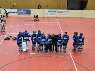🏒🔥 4 Punkte & Tabellenführung! 🔥🏒

Starker Auftritt unserer VfL Jade Warriors beim vorletzten Ligaspieltag in Bergedorf! 💪

🔴 8:1 vs. Engelbostel Devils
Souveräner Sieg mit starkem Zusammenspiel und einem sicheren Rückhalt im Tor: Jakob Krah! 🧤👏

⚡ 4:4 vs. Arpker Wiesel
Nach einem spannenden Spiel ging es ins Penaltyschießen. Dort mussten wir uns nach dem 8. Penalty knapp mit 5:6 geschlagen geben. Trotzdem nehmen wir einen wichtigen Punkt mit! 💪

➡️ 4 Punkte aus 2 Spielen – und vorerst Tabellenführer! 🥇

⭐ Besonders stark: Unser erst 8-jähriger Christoph Paulini, der sowohl im Sturm als auch in der Verteidigung überzeugte und sogar einen Penalty schießen durfte! 👏🔥

🗣️ Trainer Martin Klemme:
„Einstellung, Leistung und Teamspirit sind jetzt schon meisterlich. Wir sind bereit für die kommenden Aufgaben!“

🏆 Im Meisterschaftskampf ist noch alles offen – 4 Teams kämpfen um die Spitze!

📅 Weiter geht’s am 20.09. in Arpke gegen die Empelde Maddogs und erneut gegen Arpke.

Wir sind bereit! 🔥🏒