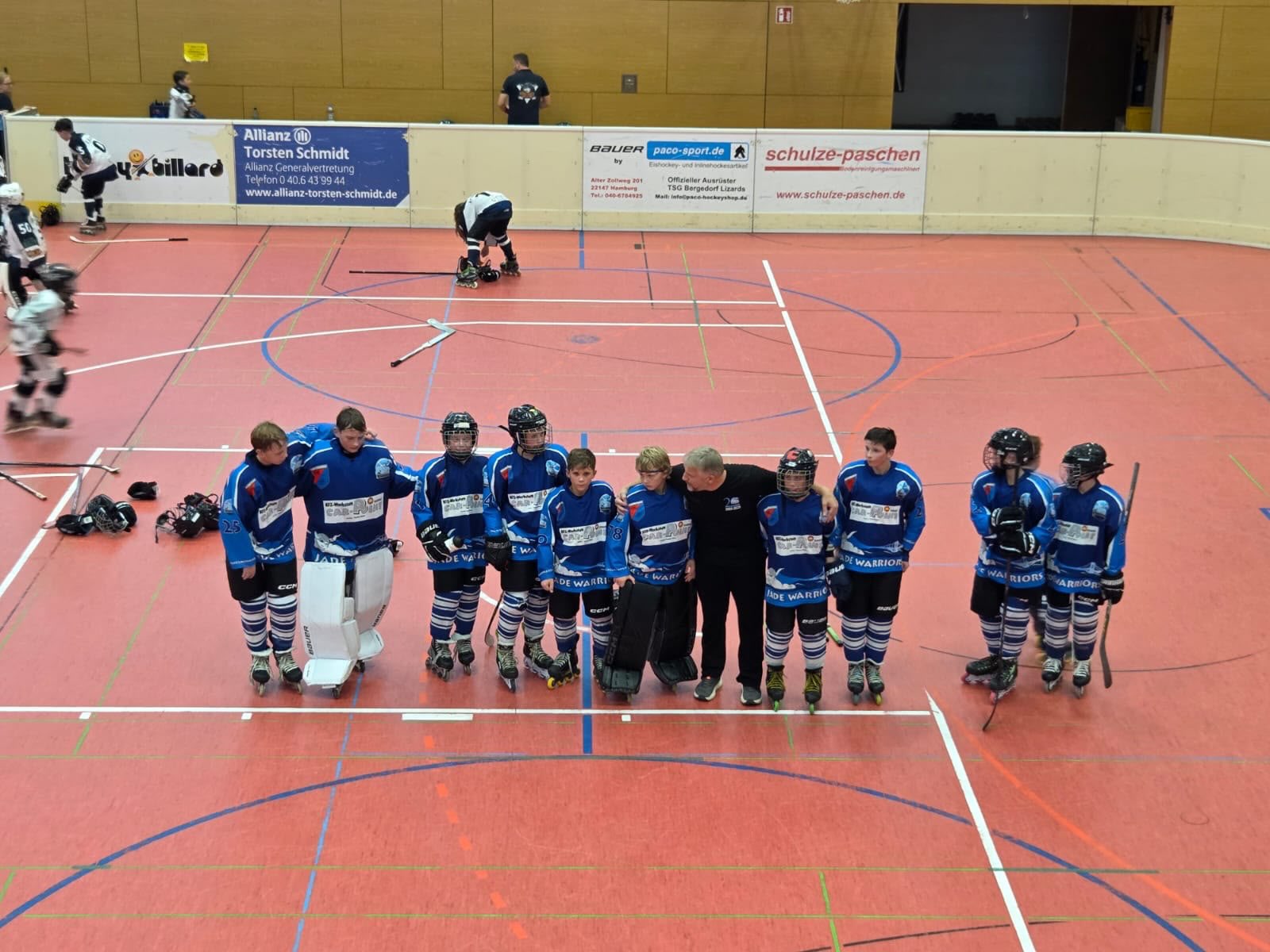 🏒🔥 4 Punkte & Tabellenführung! 🔥🏒

Starker Auftritt unserer VfL Jade Warriors beim vorletzten Ligaspieltag in Bergedorf! 💪

🔴 8:1 vs. Engelbostel Devils
Souveräner Sieg mit starkem Zusammenspiel und einem sicheren Rückhalt im Tor: Jakob Krah! 🧤👏

⚡ 4:4 vs. Arpker Wiesel
Nach einem spannenden Spiel ging es ins Penaltyschießen. Dort mussten wir uns nach dem 8. Penalty knapp mit 5:6 geschlagen geben. Trotzdem nehmen wir einen wichtigen Punkt mit! 💪

➡️ 4 Punkte aus 2 Spielen – und vorerst Tabellenführer! 🥇

⭐ Besonders stark: Unser erst 8-jähriger Christoph Paulini, der sowohl im Sturm als auch in der Verteidigung überzeugte und sogar einen Penalty schießen durfte! 👏🔥

🗣️ Trainer Martin Klemme:
„Einstellung, Leistung und Teamspirit sind jetzt schon meisterlich. Wir sind bereit für die kommenden Aufgaben!“

🏆 Im Meisterschaftskampf ist noch alles offen – 4 Teams kämpfen um die Spitze!

📅 Weiter geht’s am 20.09. in Arpke gegen die Empelde Maddogs und erneut gegen Arpke.

Wir sind bereit! 🔥🏒