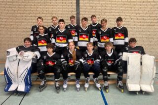 🔥 Drei Warriors für Niedersachsen! 🔥

Wir sind stolz auf unsere Warriors Romi Conrads, Jannik Awischus und Levi Weimann, die beim U16-Länderpokal in Heilbronn (20.–21.06.) das Team Niedersachsen vertreten werden! 💪🏼🏒

Der Länderpokal gehört zu den wichtigsten Nachwuchsturnieren Deutschlands und bietet die perfekte Bühne, um sich mit den besten Talenten des Landes zu messen.

Wir wünschen euch viel Erfolg, jede Menge Spaß, unvergessliche Erfahrungen und natürlich starke Spiele! Zeigt, was in euch steckt – wir drücken euch die Daumen! 👏🏼🔥