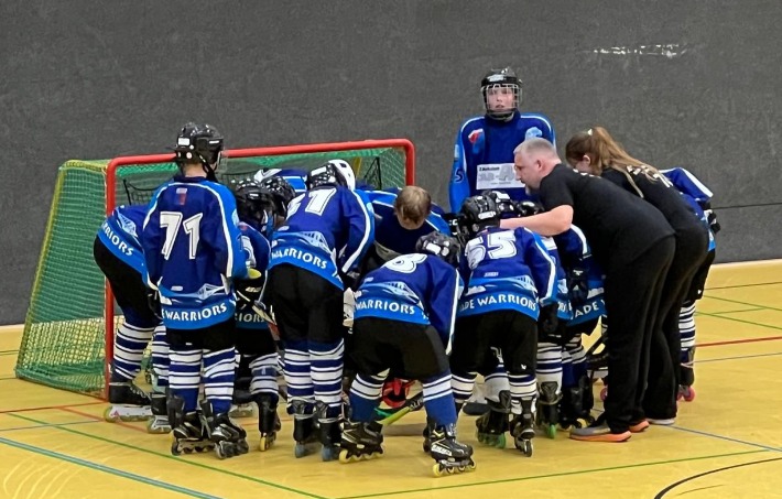 💪 Perfekter Spieltag für unsere U13!

✅ 2 Spiele
✅ 2 Siege
✅ 6 Punkte
✅ 17:6 Tore

Trotz eines frühen Rückstands gegen die Engelbostel Devils zeigten die Warriors eine starke Teamleistung und gewannen souverän mit 12:3. Besonders treffsicher: Carlo Liepold und Mattis Romeik mit jeweils einem Hattrick.

Direkt danach wartete mit den Salzstadtkeilern Lüneburg der nächste starke Gegner. Nach einer intensiven Partie setzten sich die Warriors mit 5:3 durch und revanchierten sich für die Niederlage am ersten Spieltag.

Mit konzentriertem Teamhockey, starken Torhüterleistungen und vielen sehenswerten Kombinationen klettern die Warriors auf Platz 2 der Tabelle! 🔥

📊 Tabelle:
🥇 Bergedorf Lizards – 25 Punkte
🥈 Jade Warriors – 17 Punkte
🥉 Empelde Maddogs – 15 Punkte

Nächster Spieltag: 27.06. in Arpke. Auf geht's Warriors!