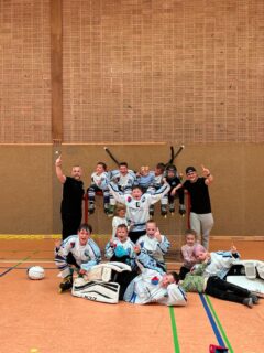 Am vergangenen Sonntag nahmen die Bambini der Jade Warriors am Inlinehockey-Turnier in Bremerhaven teil. Mit dabei waren der gastgebende Verein aus Bremerhaven und die Pumpkins aus Oldenburg. Für die Kinder war es eine gute Gelegenheit, Turniererfahrung zu sammeln und sich gegen gleichaltrige Mannschaften zu messen – und sie nutzten diese Chance.
Das erste Spiel gegen den Gastgeber aus Bremerhaven gewannen die Warriors deutlich mit 10:1. Auch im zweiten Spiel gegen Oldenburg ließen sie wenig zu und setzten sich mit 8:2 durch. Mit zwei Siegen aus zwei Spielen stand am Ende der erste Platz – ein Ergebnis, das die Kinder durch konzentriertes Spiel und guten Zusammenhalt auf dem Feld verdient hatten.
Besonders hervorzuheben ist das erste Tor von Emilian Luft. Er traf für die Jade Warriors zum 10:1 gegen Bremerhaven.
Erwähnen möchten wir auch Milan vom gastgebenden Verein aus Bremerhaven. Da wir an dem Tag nicht genug eigene Spieler dabei hatten, half er spontan als Gastspieler aus. Er fügte sich gut ins Team ein. 
Insgesamt waren die Trainer sehr zufrieden mit der Leistung und dem verdienten ersten Platz.