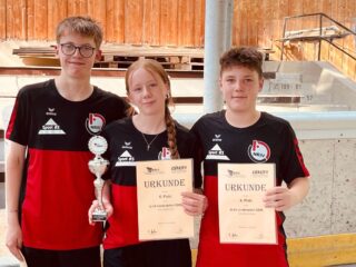 🏆 Starker Auftritt beim U16-Länderpokal! 🏆

Romi Conrads, Jannik Awischus und Levi Weimann waren in diesem Jahr beim U16-Länderpokal in Heilbronn für das Team aus Niedersachsen am Start! 🔥

Am Ende reichte es für die niedersächsische Auswahl zum 6. Platz. Doch auch wenn es sportlich vielleicht nicht ganz für die erhoffte Platzierung gereicht hat, können unsere drei Warriors stolz auf ihre Leistung sein! 💪

Bei Temperaturen von über 30 Grad haben Romi, Jannik und Levi über den gesamten Turnierverlauf hinweg eine starke Leistung gezeigt und alles für ihr Team gegeben. ☀️🥵🏒

Wir sind stolz auf euch und froh, dass ihr Teil der Warriors-Familie seid! 💙