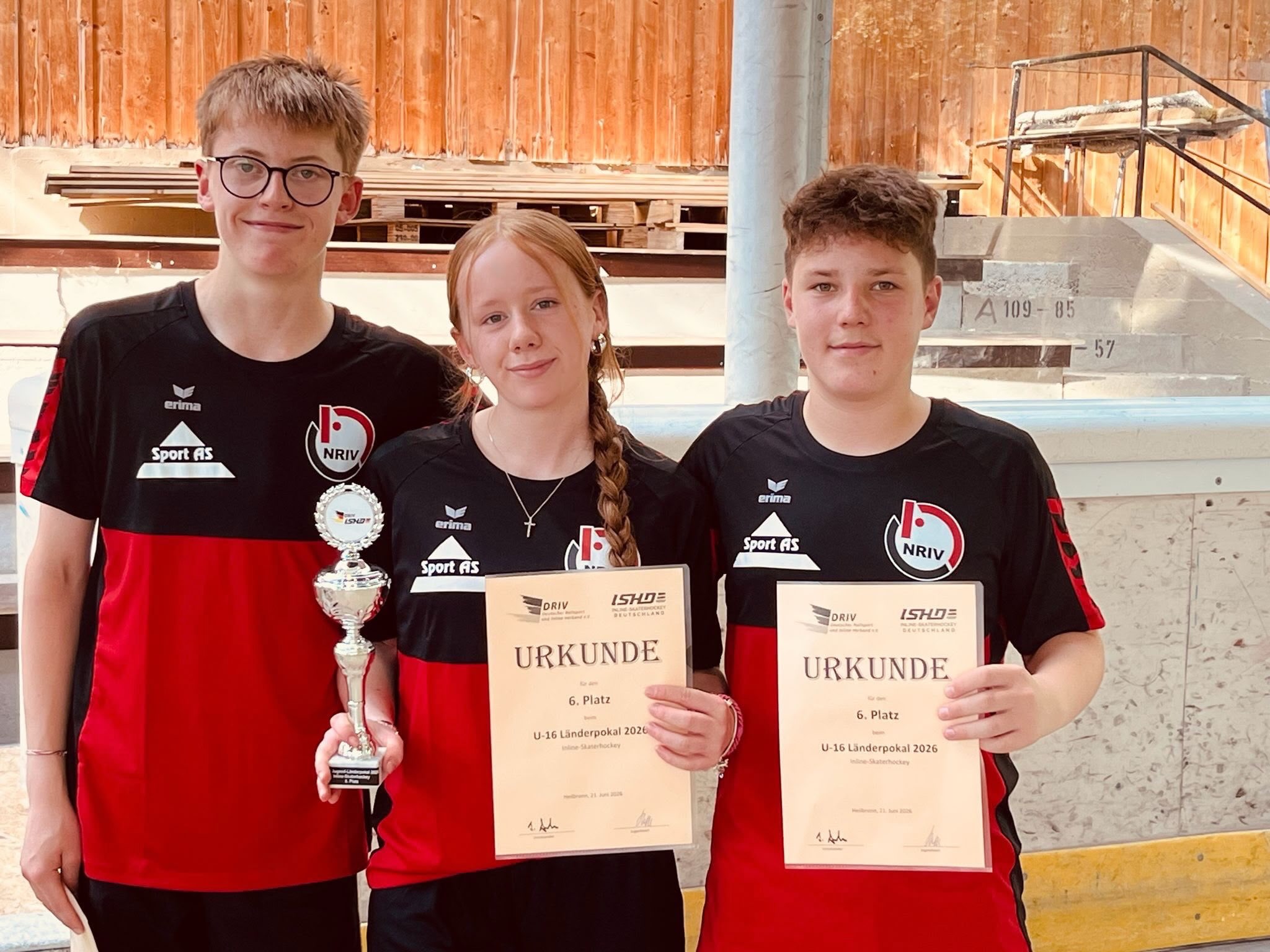 🏆 Starker Auftritt beim U16-Länderpokal! 🏆

Romi Conrads, Jannik Awischus und Levi Weimann waren in diesem Jahr beim U16-Länderpokal in Heilbronn für das Team aus Niedersachsen am Start! 🔥

Am Ende reichte es für die niedersächsische Auswahl zum 6. Platz. Doch auch wenn es sportlich vielleicht nicht ganz für die erhoffte Platzierung gereicht hat, können unsere drei Warriors stolz auf ihre Leistung sein! 💪

Bei Temperaturen von über 30 Grad haben Romi, Jannik und Levi über den gesamten Turnierverlauf hinweg eine starke Leistung gezeigt und alles für ihr Team gegeben. ☀️🥵🏒

Wir sind stolz auf euch und froh, dass ihr Teil der Warriors-Familie seid! 💙